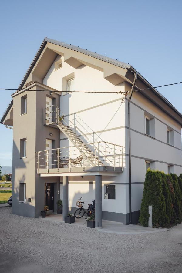 Drive Caffe Apartments Trzin Esterno foto